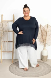 Tunika trapezowa z koronką ISA granatowa Plus Size 46/54