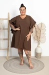 Zamszowa Sukienka z falbaniastym rękawem KONSTANSA mleczna czekolada Plus Size 50/56