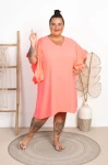 Sukienka z falbaniastym rękawem KONSTANSA neon róż Plus Size 50/56