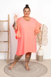 Sukienka z falbaniastym rękawem KONSTANSA neon róż Plus Size 50/56
