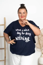 Bluzka ze ściągaczem V-Neck CLAUDIA Napisy granatowa Plus Size 50-58