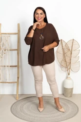 Bluzka z wisiorem TELMA dł. ręk. czekoladowa Plus Size 42/48