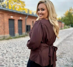 Bluzka elegancka z wiązaniem MARIENN czekoladowa Plus Size 44-52