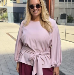 Bluzka elegancka z wiązaniem MARIENN pudrowa Plus Size 44-52