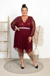 Sukienka siateczkowa z cekinami GRACJANNA bordowa Plus Size 46/52