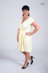 Sukienka wizytowa krótki rękaw odcinana w talii kopertowy dekolt JULIA bananowa Plus Size 44-52