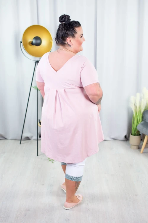 T-shirt trapezowy z długim tyłem MIRANDA pudrowy Plus Size 44/52