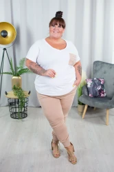 Biały T-Shirt z camelową kieszonką MALIBU Plus Size 44-54