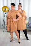 Sukienka wizytowa krótki rękaw odcinana w talii kopertowy dekolt JULIA camel Plus Size 44-52