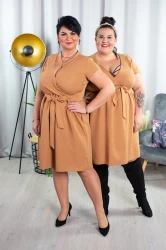 Sukienka wizytowa krótki rękaw odcinana w talii kopertowy dekolt JULIA camel Plus Size 44-52
