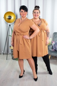 Sukienka wizytowa krótki rękaw odcinana w talii kopertowy dekolt JULIA camel Plus Size 44-52