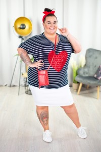 T-shirt Vneck w paski LILU cekinowe serce Plus Size 44-54