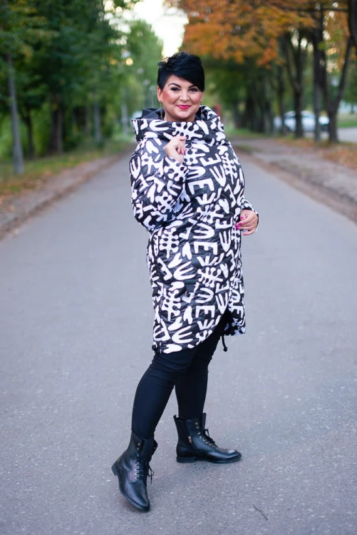 Zimowa Kurtka z kapturem DEZIRE czarno-biała Plus Size 42-54