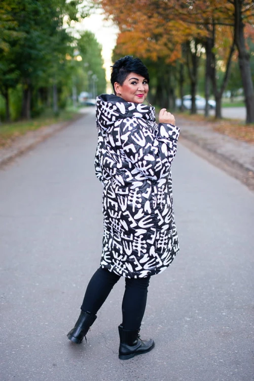 Zimowa Kurtka z kapturem DEZIRE czarno-biała Plus Size 42-54