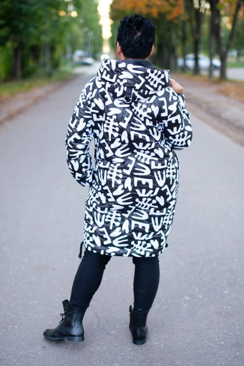 Zimowa Kurtka z kapturem DEZIRE czarno-biała Plus Size 42-54