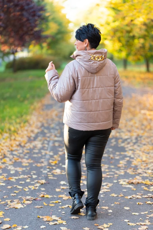 Kurtka pikowana z łańcuchem CARI beżowa Plus Size 42-50