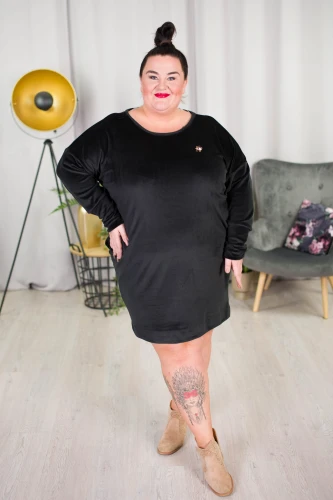Sukienka Tuba Welurowa z broszką TIANA czarna Plus Size 44-54