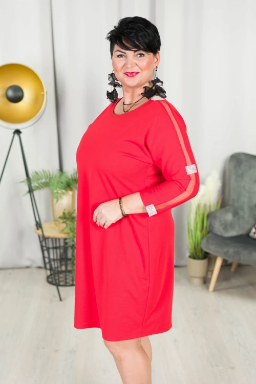 Sukienka ze zdobionym rękawami KRISTINA czerwona Plus Size 46/50
