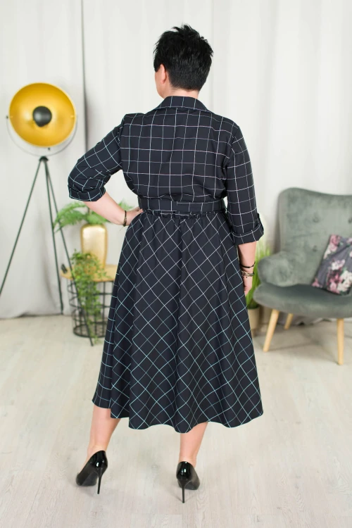 Sukienka z paskiem ILONA czarna w kratę Plus Size 44-52