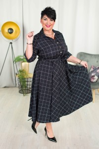 Sukienka z paskiem ILONA czarna w kratę Plus Size 44-52 