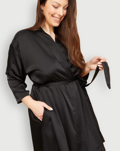 5901282004012-mona-qs-szlafrok-satynowy-satin-robe-black_1-kopia-1678263822.jpeg