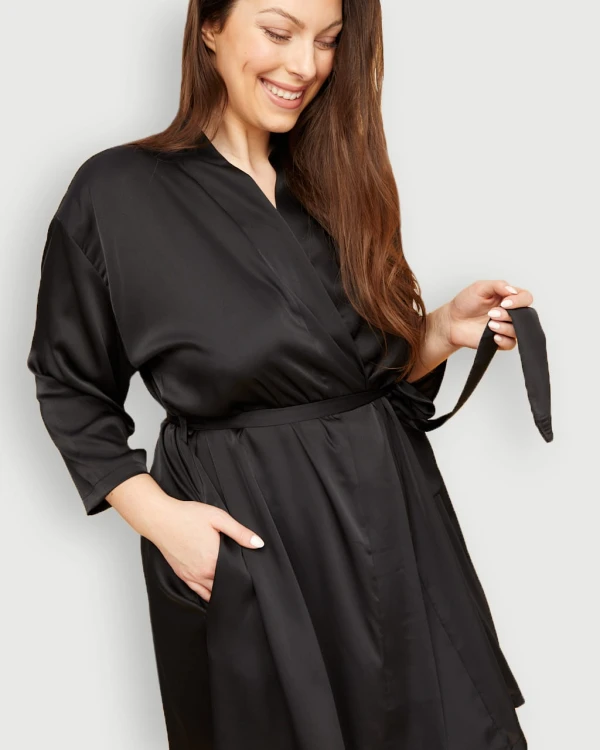 5901282004012-mona-qs-szlafrok-satynowy-satin-robe-black_1-kopia-1678263822.jpeg