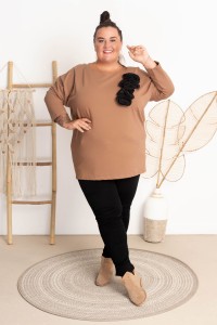 Bluza z kotylionem SELINA camel Plus Size 48-58