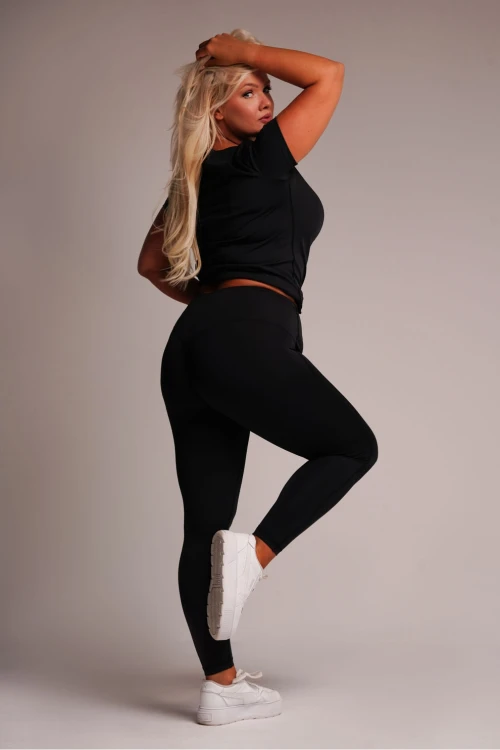 czarny-komplet-sportowy-bluzka-z-krotkim-rekawem-legginsy-alvyn-ii (2).webp