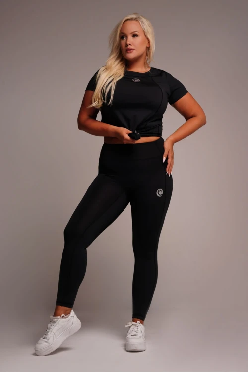 czarny-komplet-sportowy-bluzka-z-krotkim-rekawem-legginsy-alvyn-ii.webp