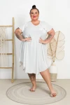 Sukienka Trapezowa z kwiatem PAOLA biała Plus Size 48/56