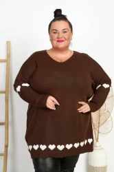 Długi Sweter z serduszkami LENI czekoladowy Plus Size 46/54
