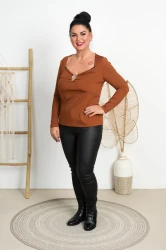 Bluzka z Broszką FEMINA cynamonowa Plus Size 44/48