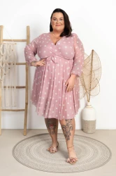Sukienka siateczkowa w grochy DIVA pudrowa Plus Size 46/54