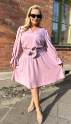 Sukienka z wiązaniem MARIKA pudrowa Plus Size 44-52