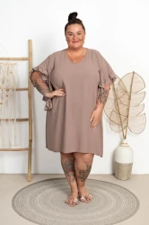Sukienka z falbaniastym rękawem KONSTANSA fango Plus Size 50/56