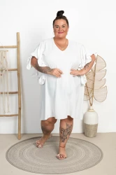 Sukienka z falbaniastym rękawem KONSTANSA biała Plus Size 50/56