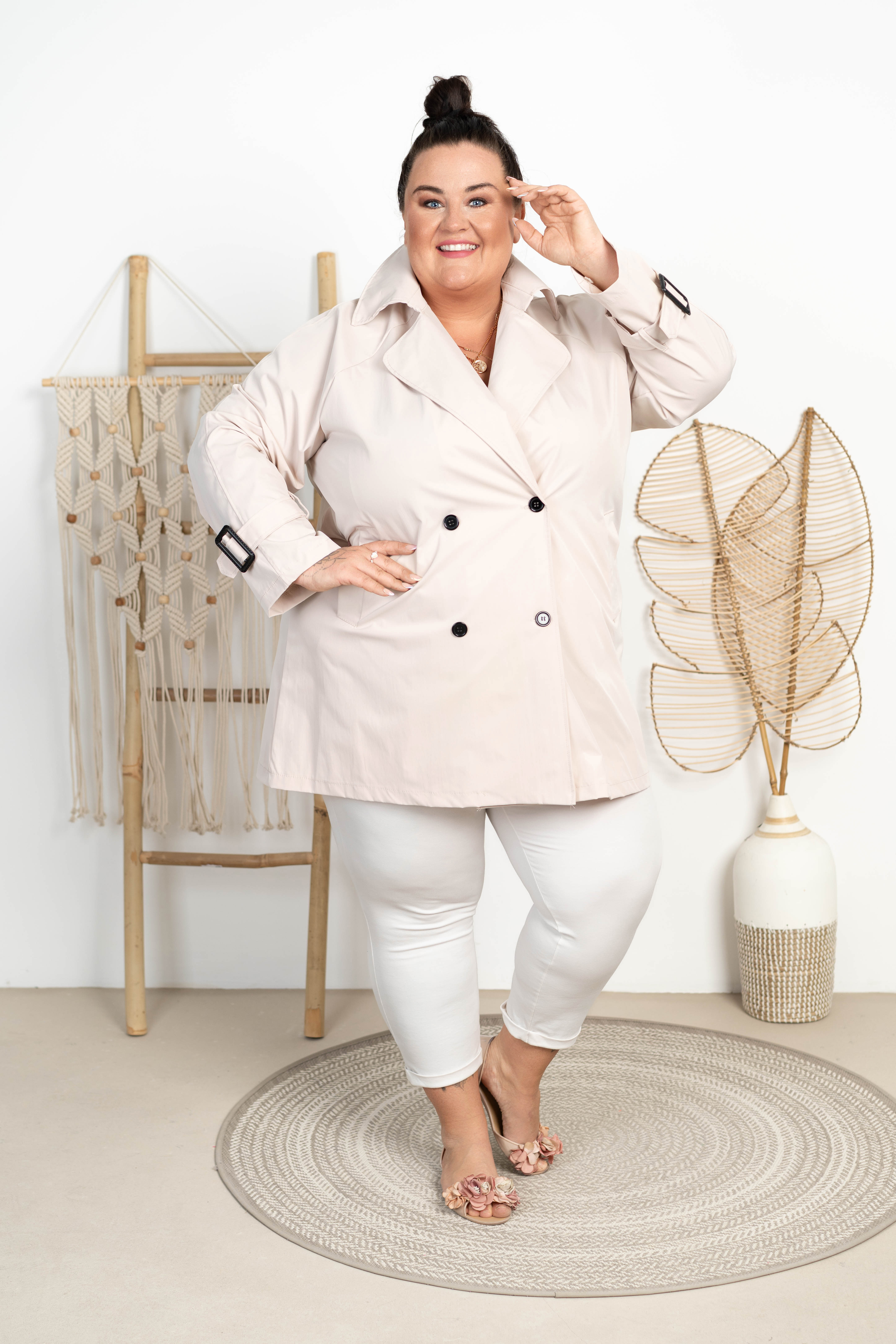 beżowy trencz plus size na modelce