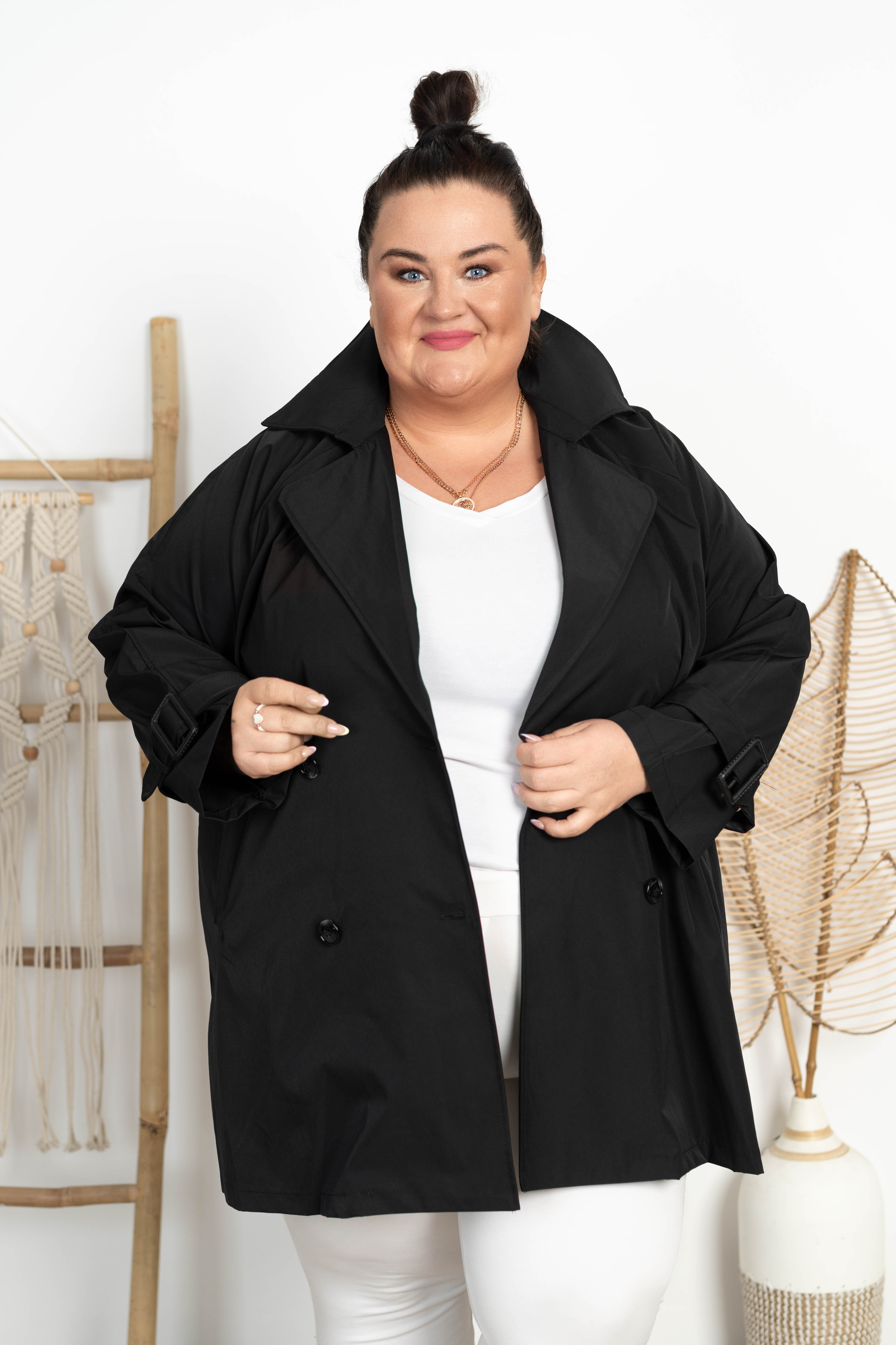 czarny trencz plus size na modelce