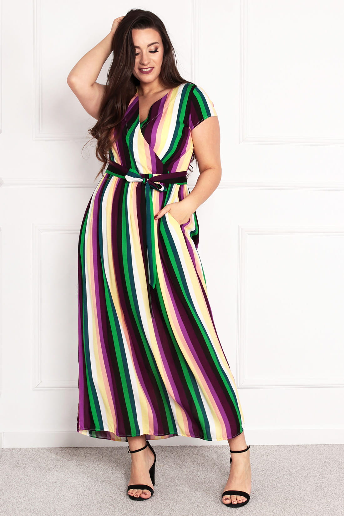sukienka w pionowe paski plus size