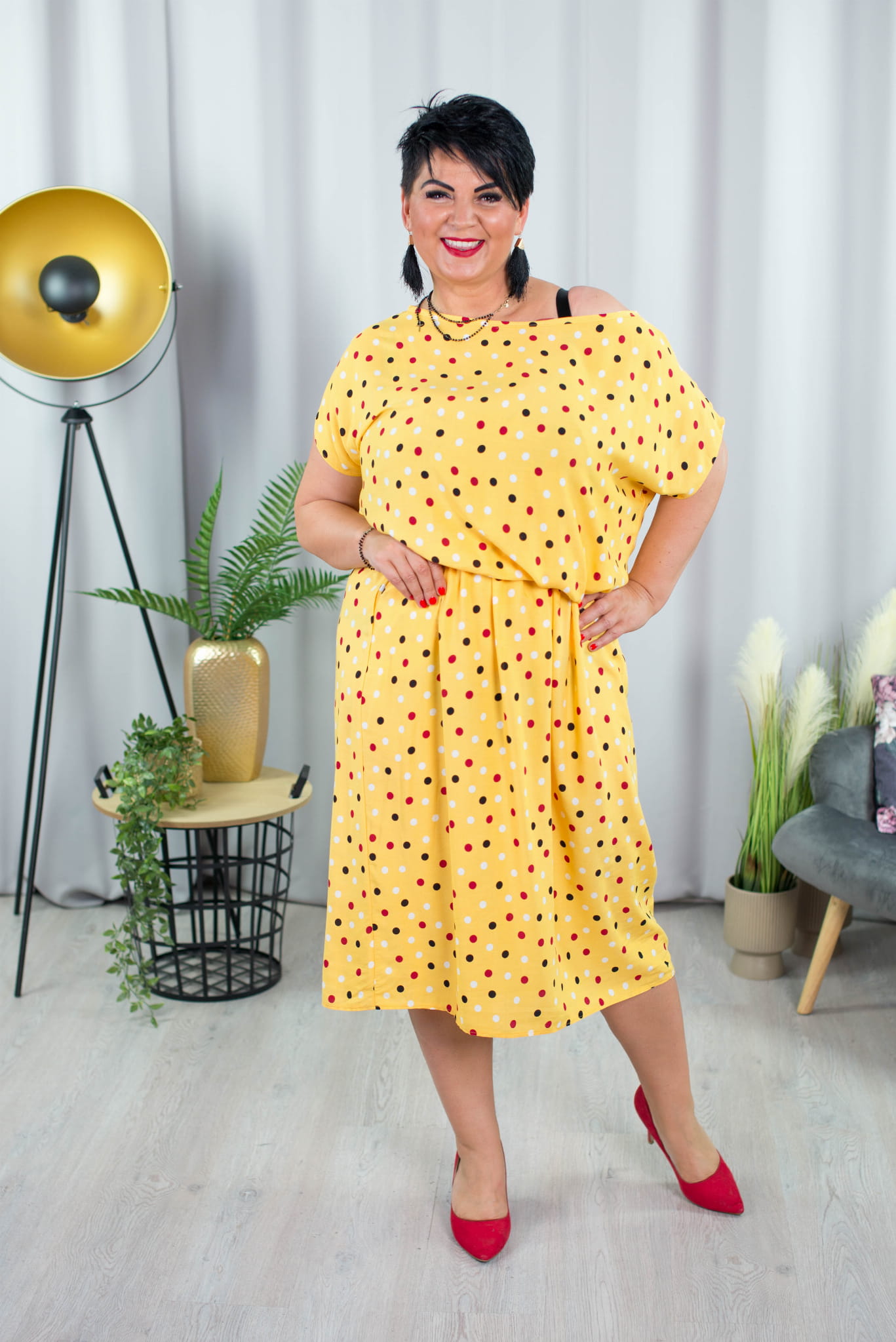 żółta sukienka plus size w kropki