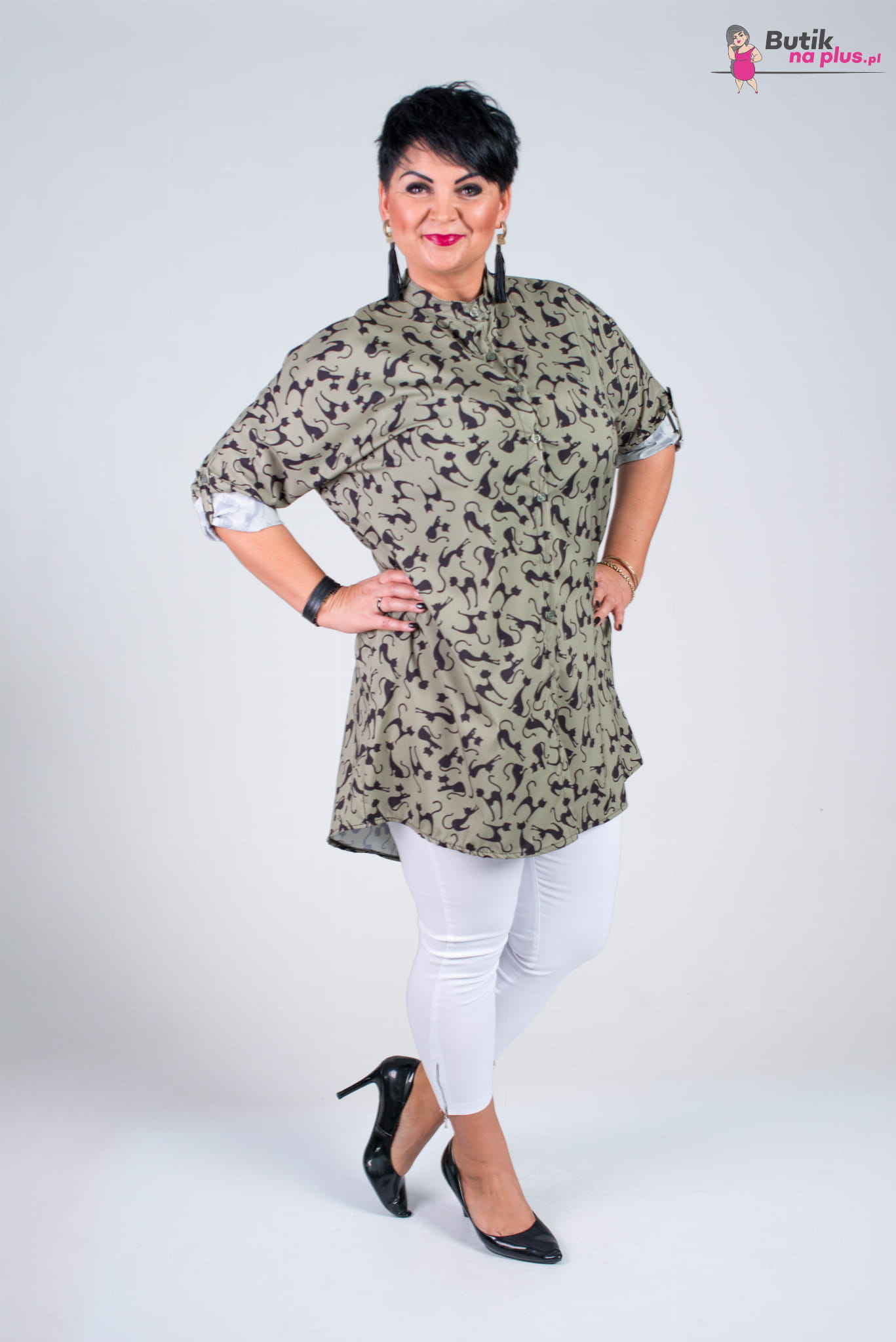 kobieta plus size w koszuli khaki z nadrukiem koty