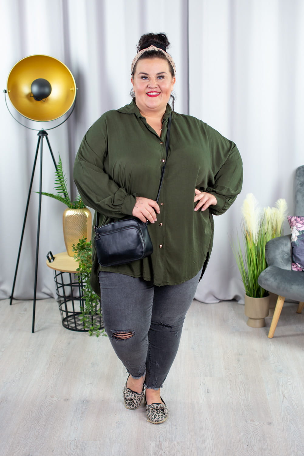 kobieta plus size w koszuli khaki