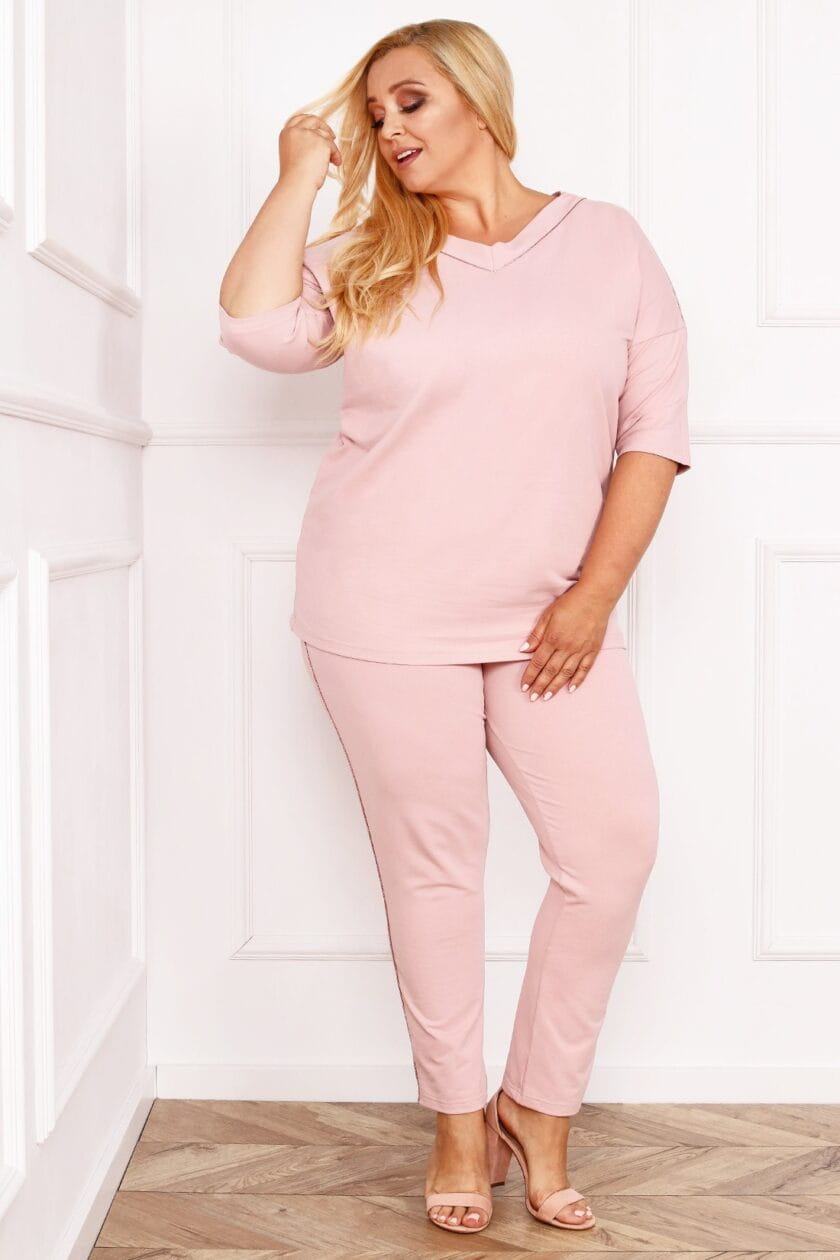 różowy dres plus size