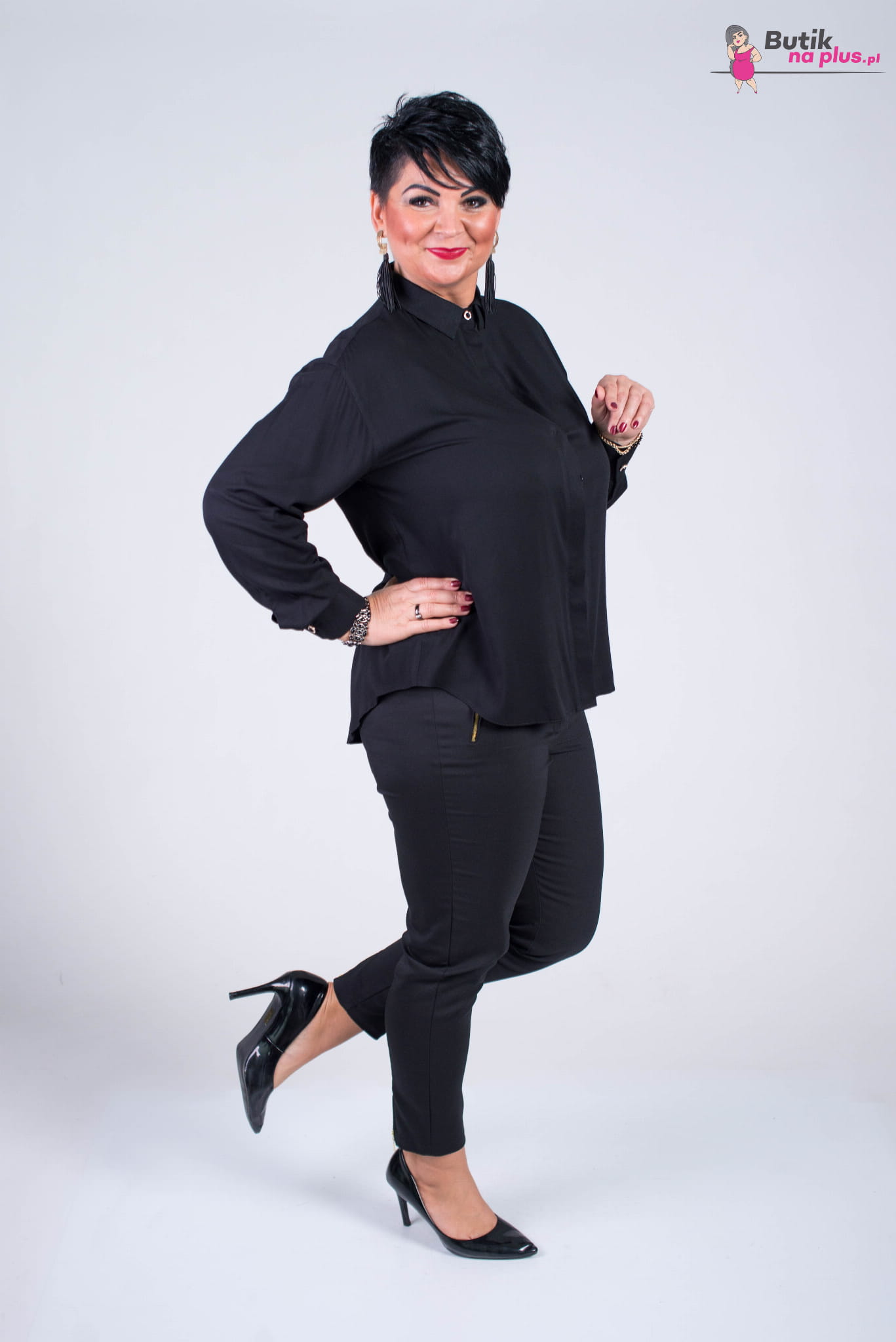 kobieta plus size w czarnej koszuli i czarnych spodniach