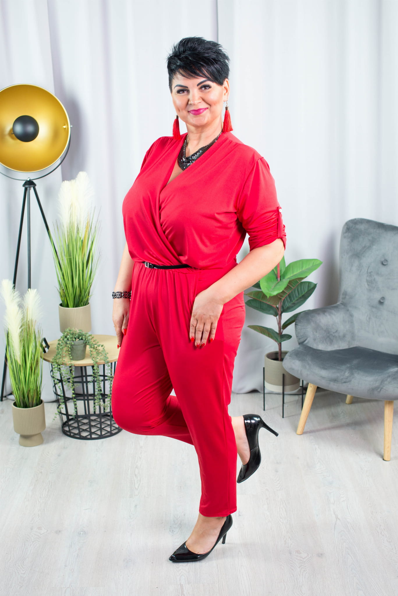 kobieta plus size w czerwonym kombinezonie