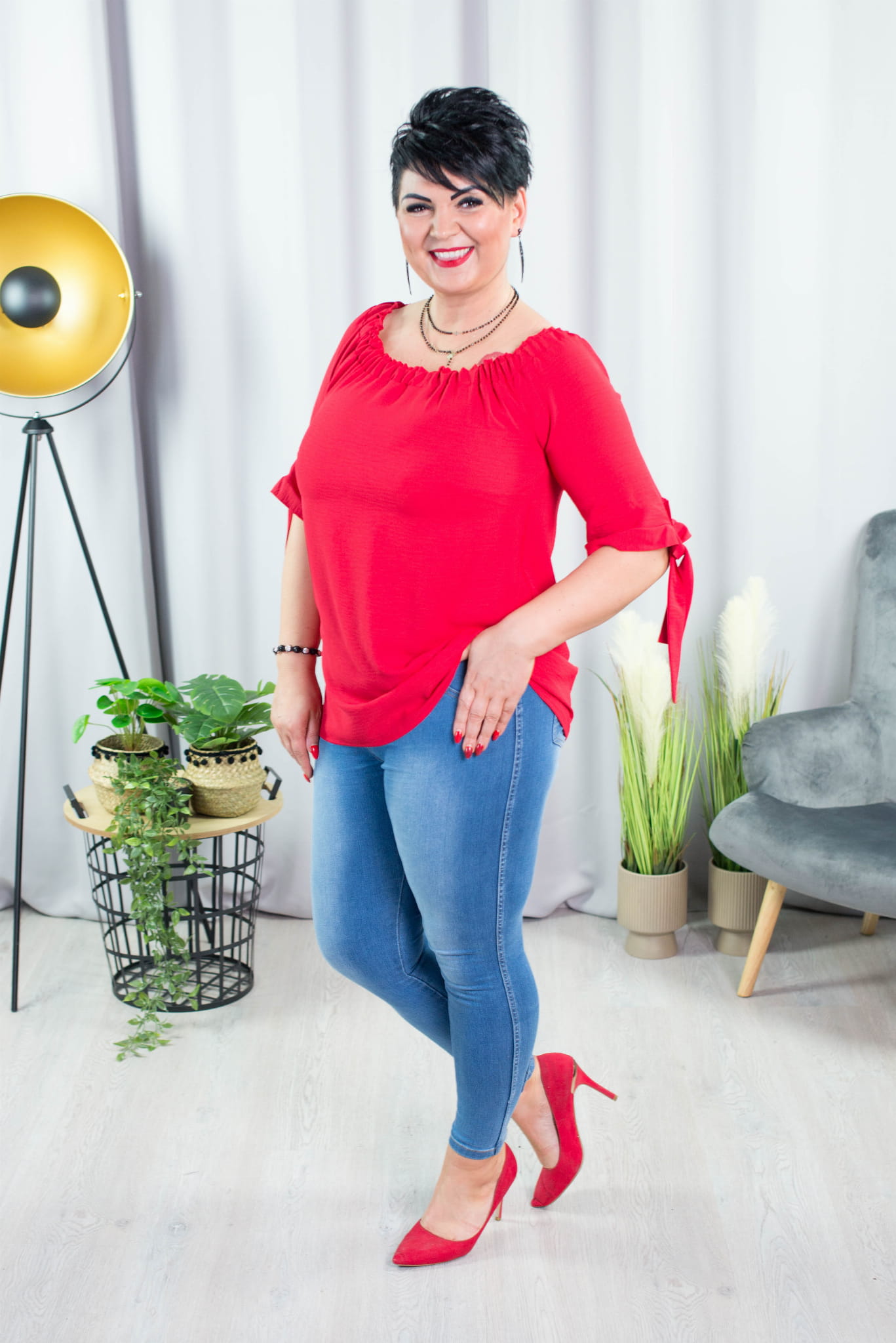 kobieta w czerwonej bluzce i jeansach