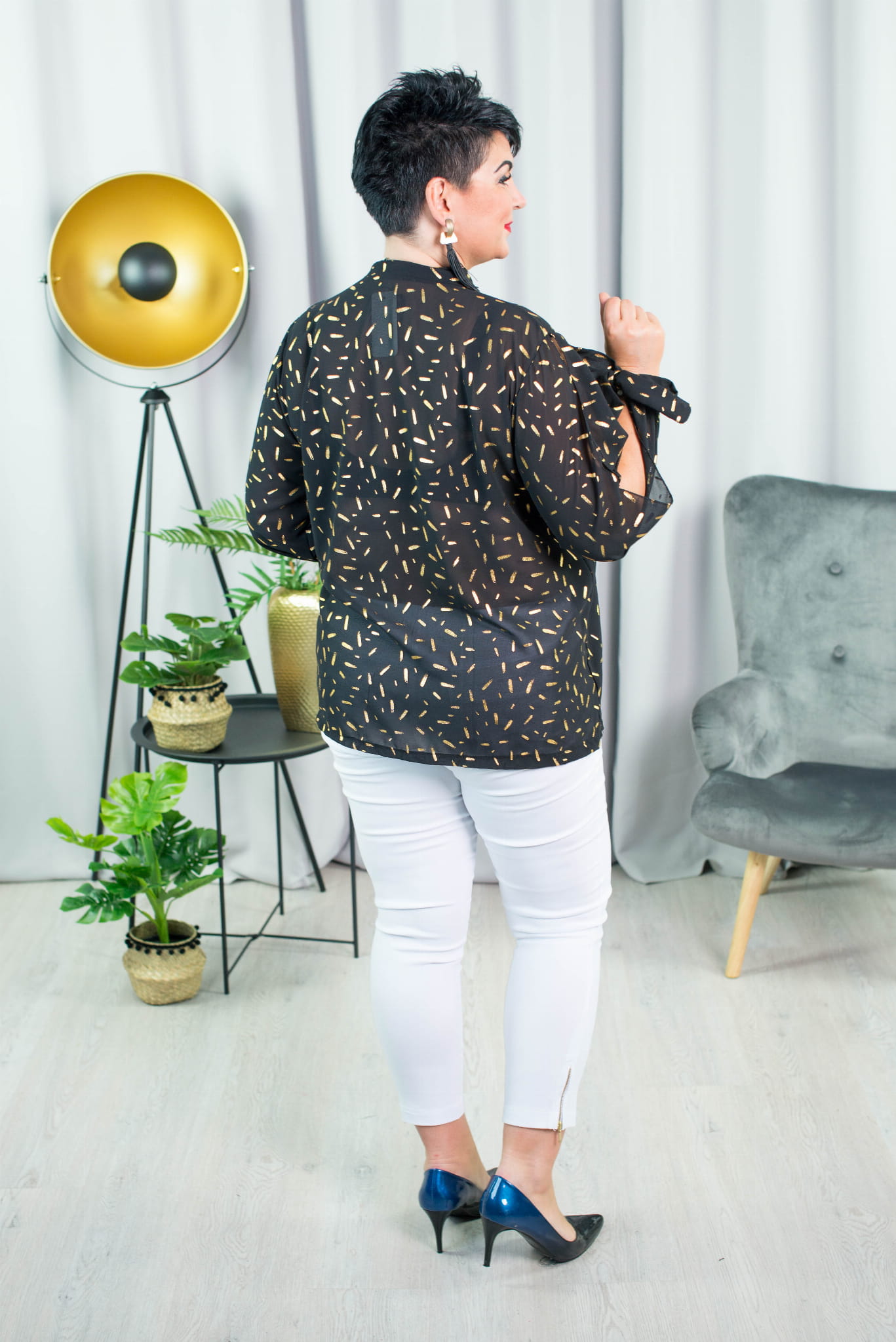 czarna bluzka plus size z rozcięciami