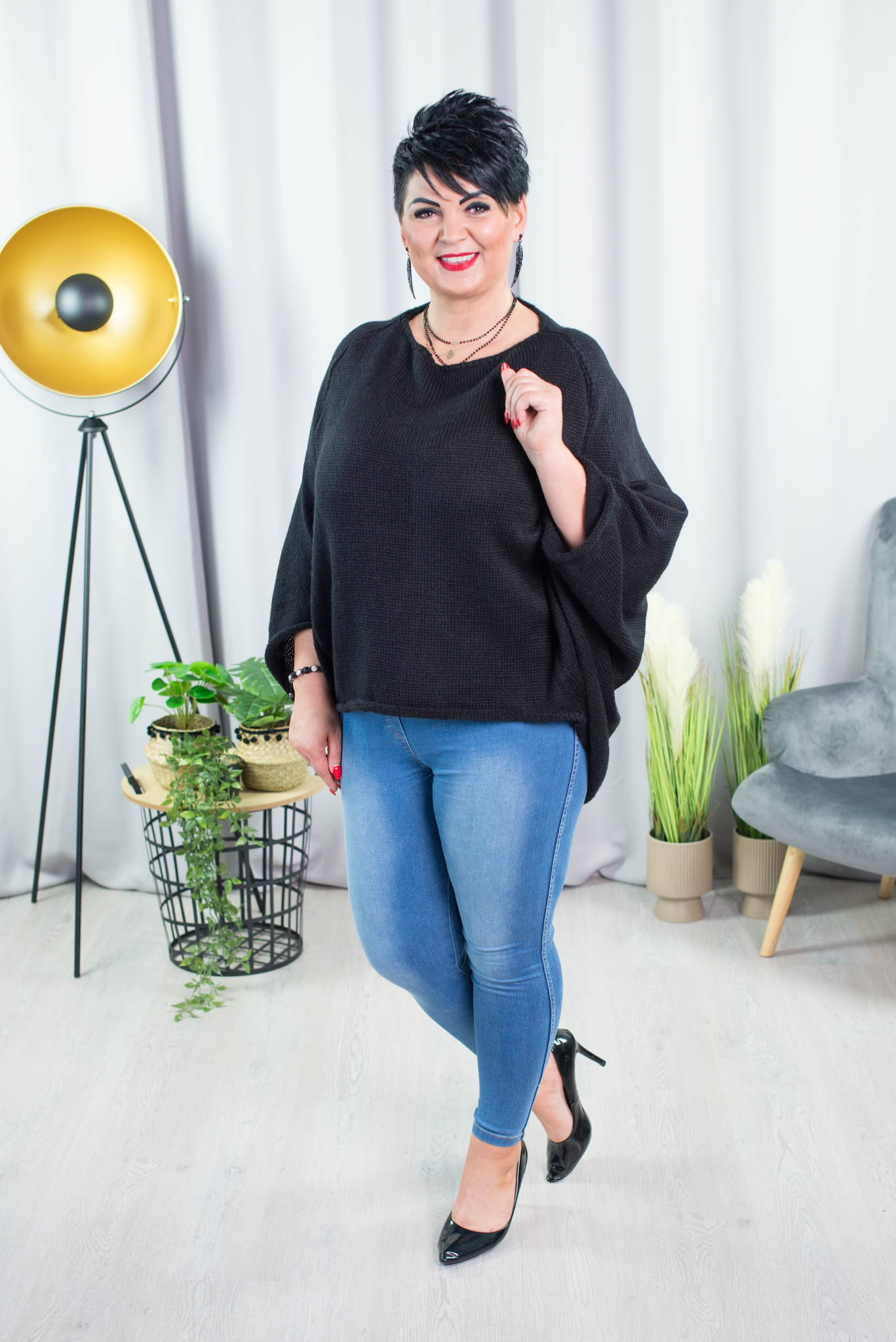 czarny sweter plus size typu kimono