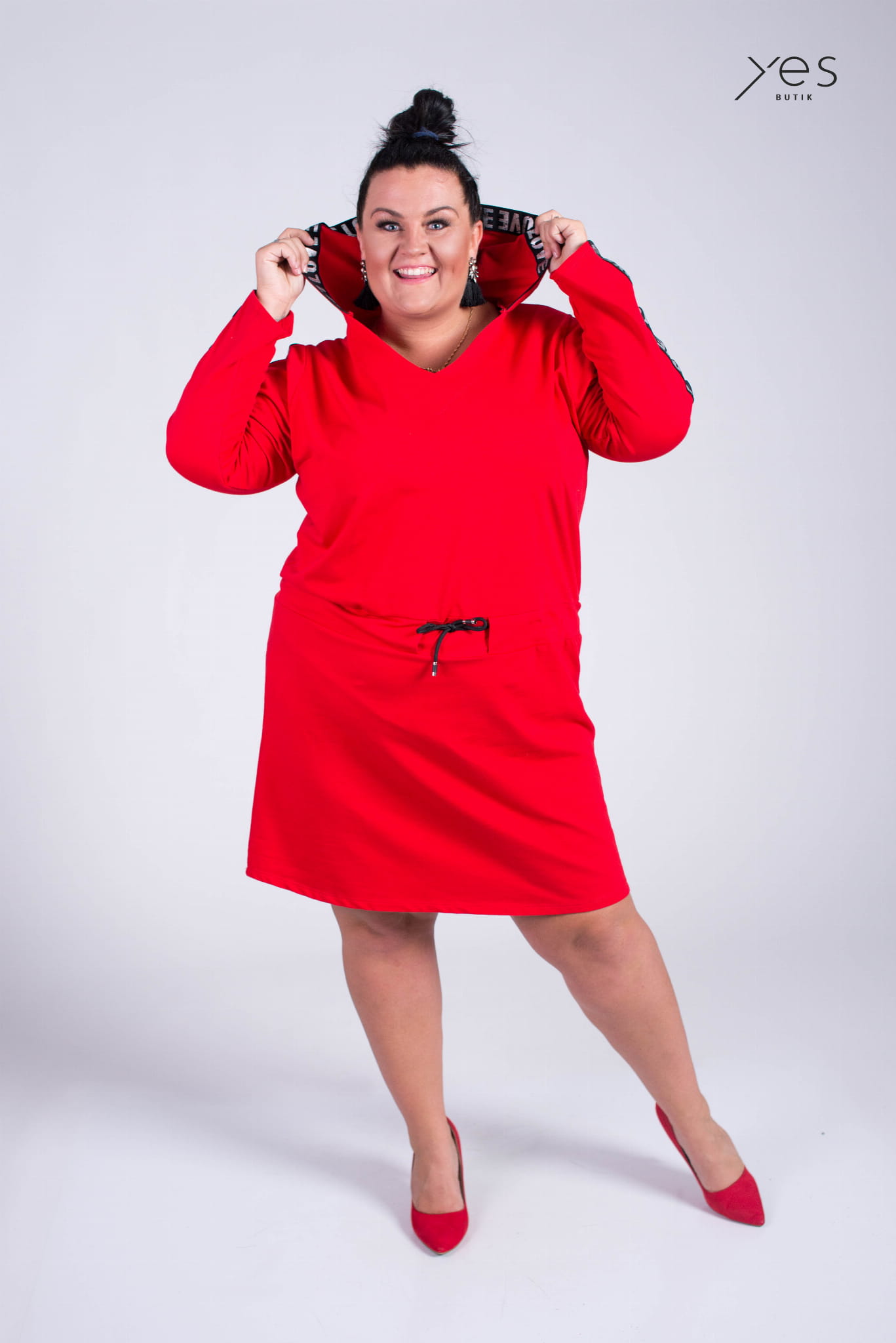 sukienka plus size czerwona z kapturem