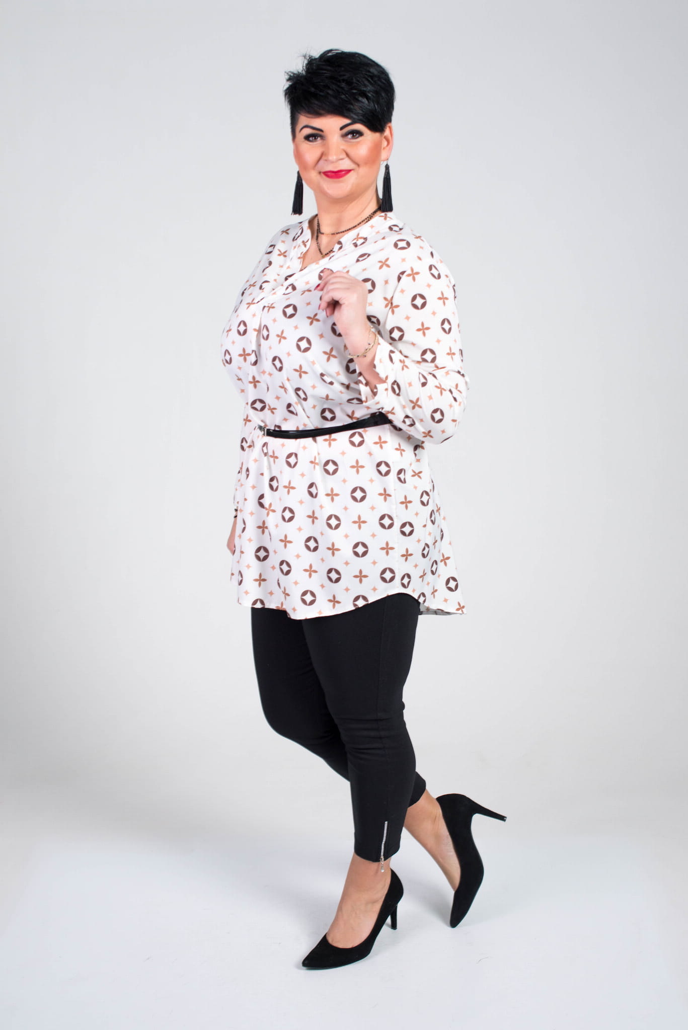 5. kobieta plus size w koszuli i czarnych spodniach